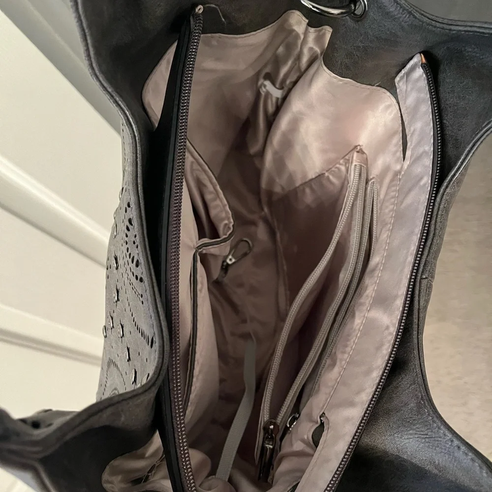 🙌Exquisite Grey Vegan Leather Purse “New without Tags” - Picture 4 of 9